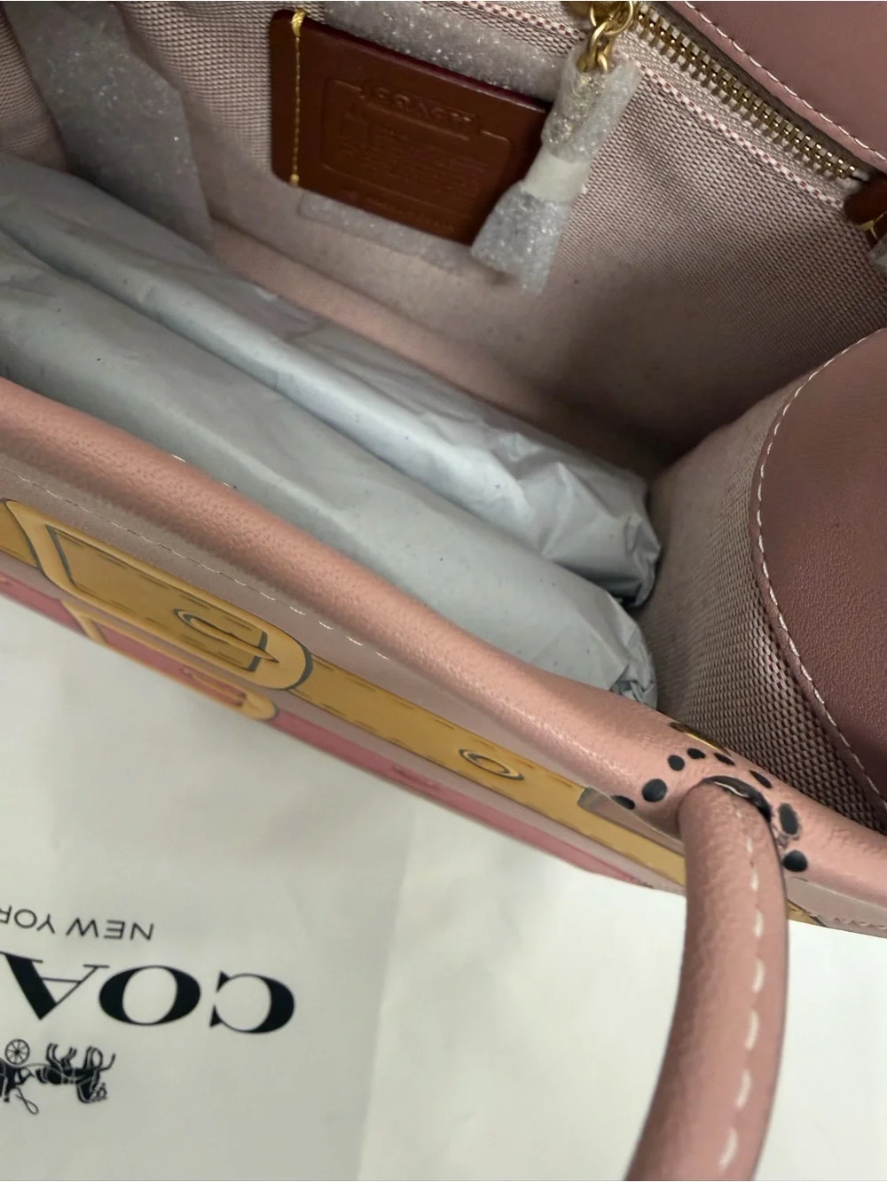 Coach Cashin Carry 22 With Trompe L'Oeil Print‎